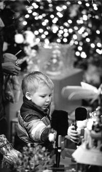 1984: Christmas shopping, toys
