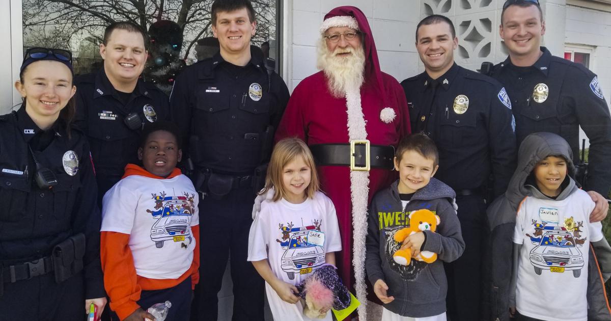 Police Cheering Police bring holiday cheer | Community | oregonobserver.com