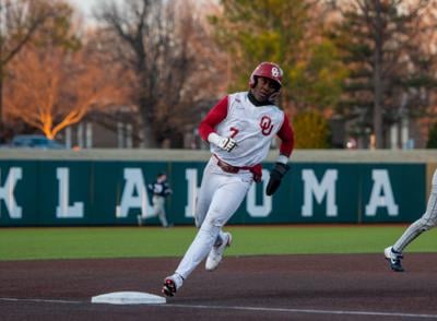 Texas baseball loses late lead against rival Oklahoma