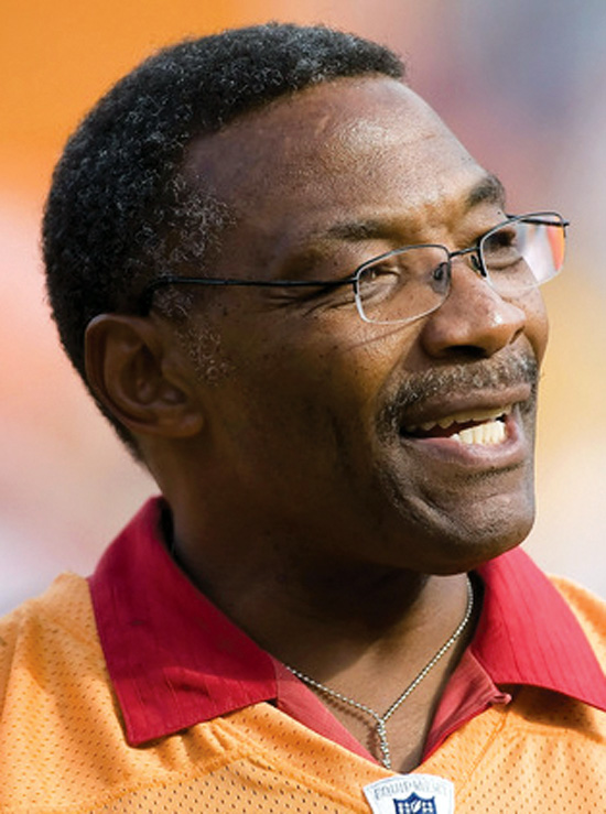 Oklahoma Sooners honoring Bucs, USF legend Lee Roy Selmon with statue