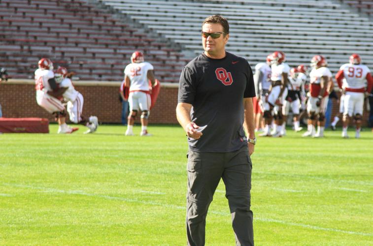 Bob Stoops watches on
