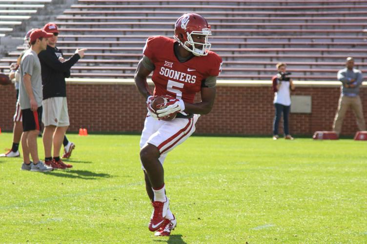 Geno Lewis catches ball