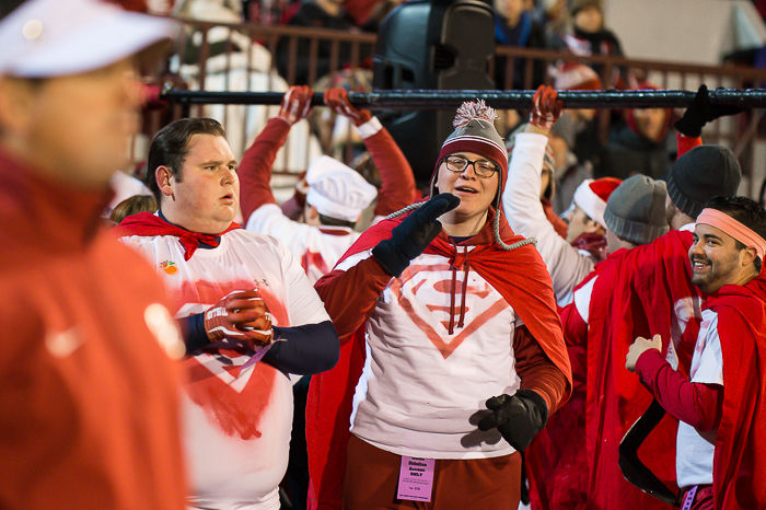 Students cheer on coach Stoops
