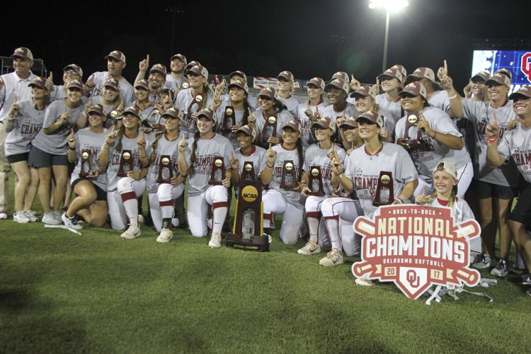 Sooners pose for photos