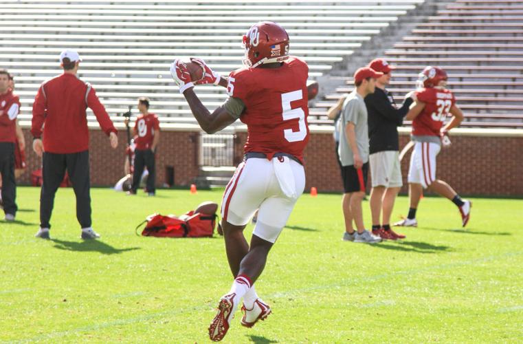 Geno Lewis catches ball