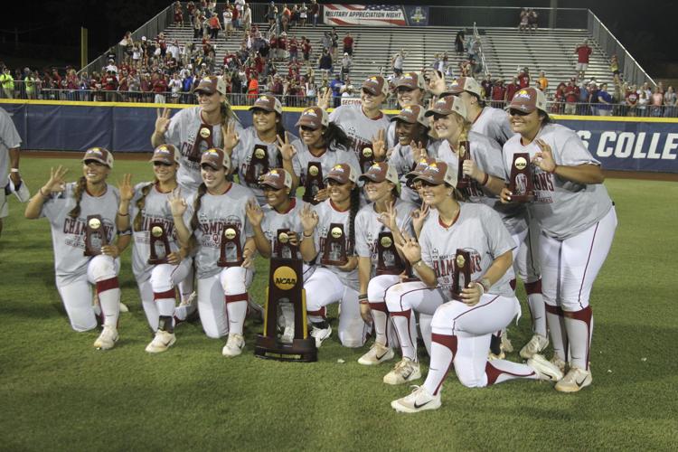 Sooners pose for photos