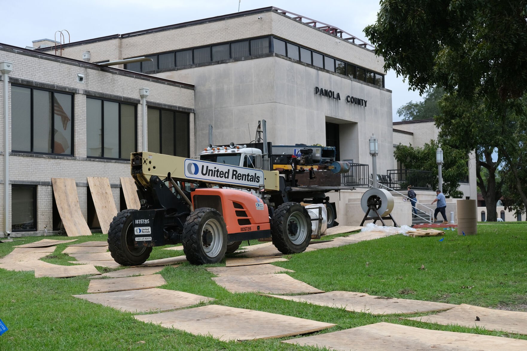 Roof Work Commences At Panola County Courthouse News Panolawatchman Com   6529b2864058b.image 