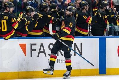 image of 아르쉬딥 베인스, 밴쿠버 캐넉스에서 첫 NHL 골 기록