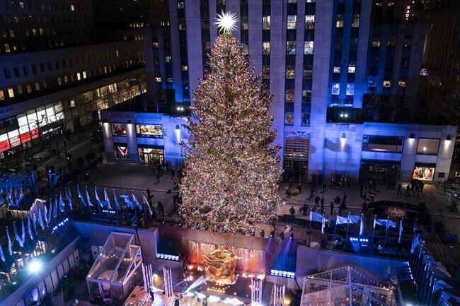 Rockin Around The Christmas Tree Rockefeller Tree Lit Up National Entertainment Pentictonherald Ca