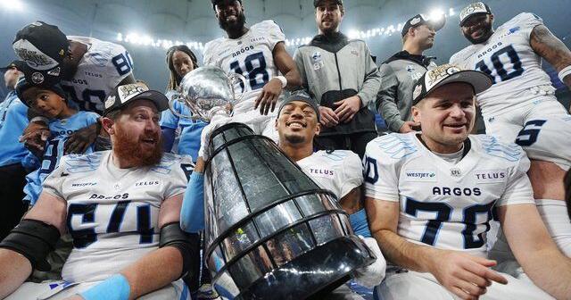 Winnipeg Blue Bombers kick off start of CFL free agency by signing two receivers.