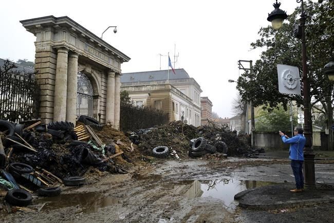 Barricaded Highways and a Deadly Incident as French Farmers Rise Up - The  New York Times