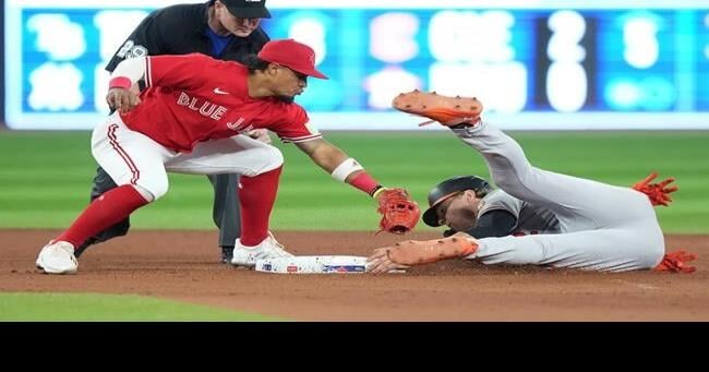 Blue Jays SS Bo Bichette leaves game against Orioles because of sore right  knee