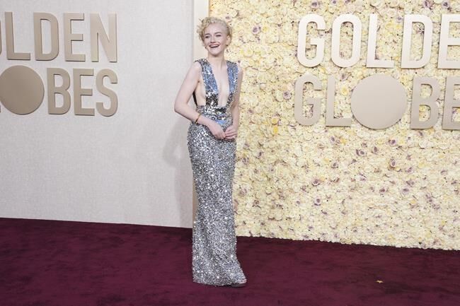 Calvin Klein dressed Jeremy Allen White for the 2024 Golden Globe Awards -  Luxsure