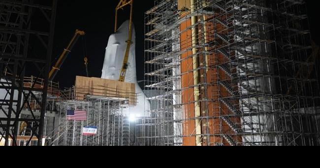 El transbordador espacial Endeavor se eleva para su exhibición en configuración de lanzamiento en el Museo de Ciencias de Los Ángeles.  entretenimiento nacional