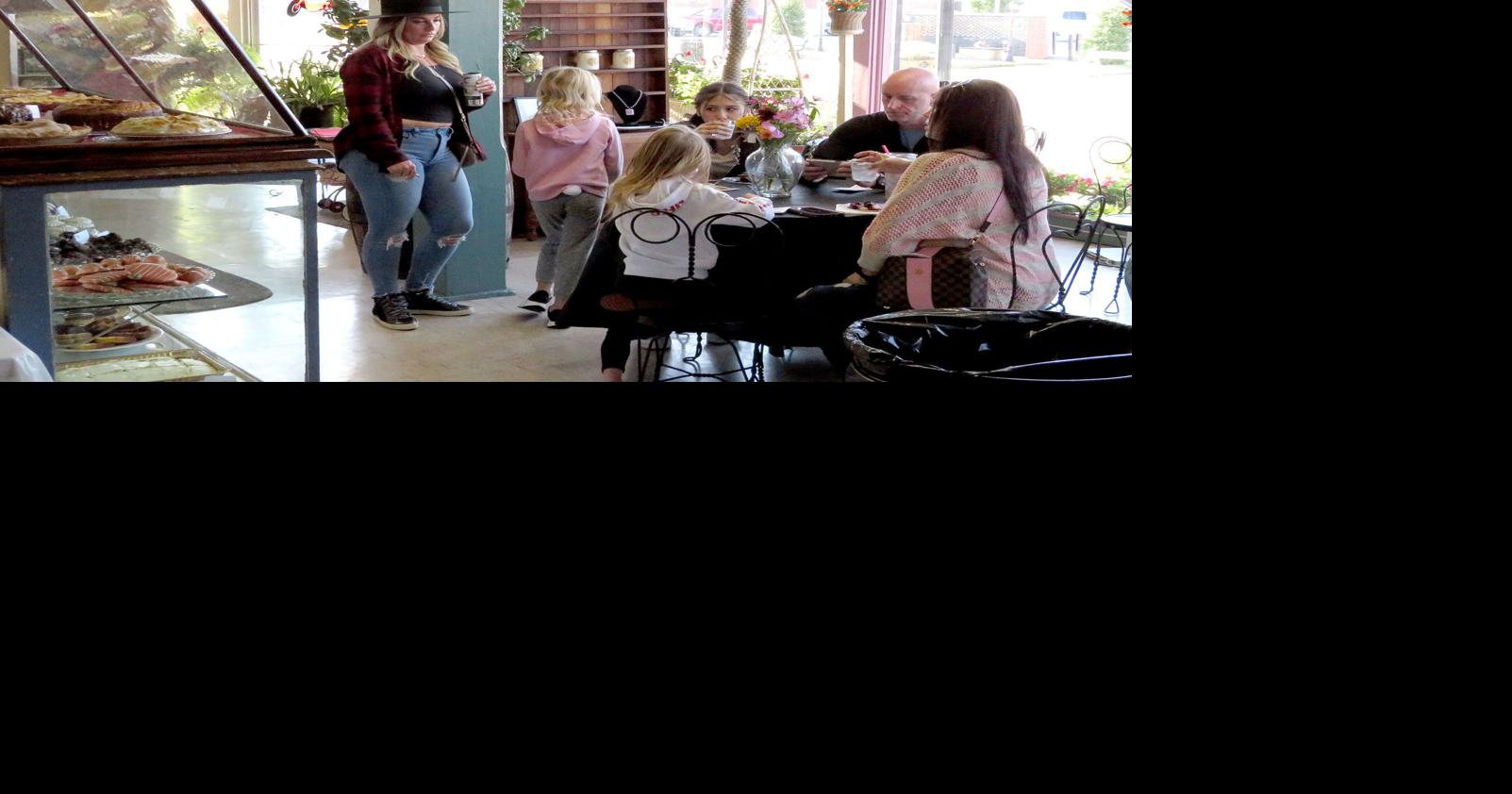 Progressive Dinner attracts record crowd to downtown Taylorsville