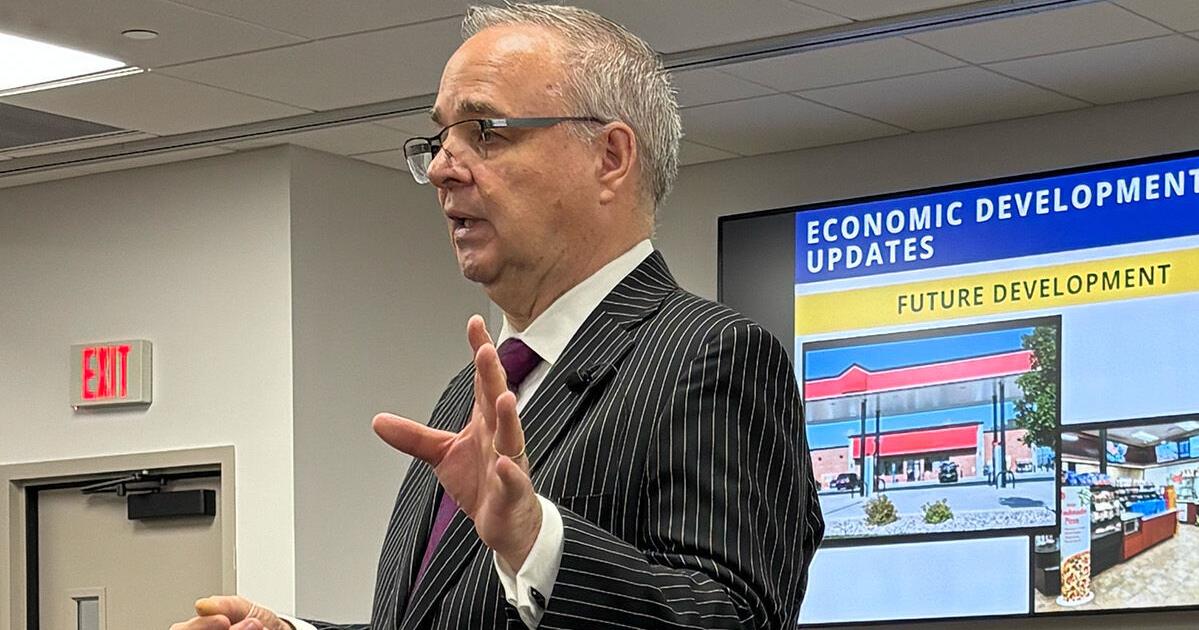 Mayor David Henson shares vision with Williamstown business leaders