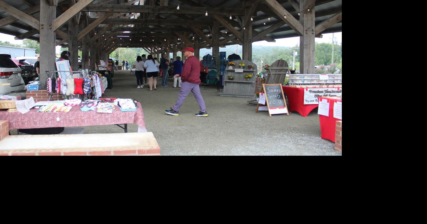Evening market/gallery open house attracts patrons