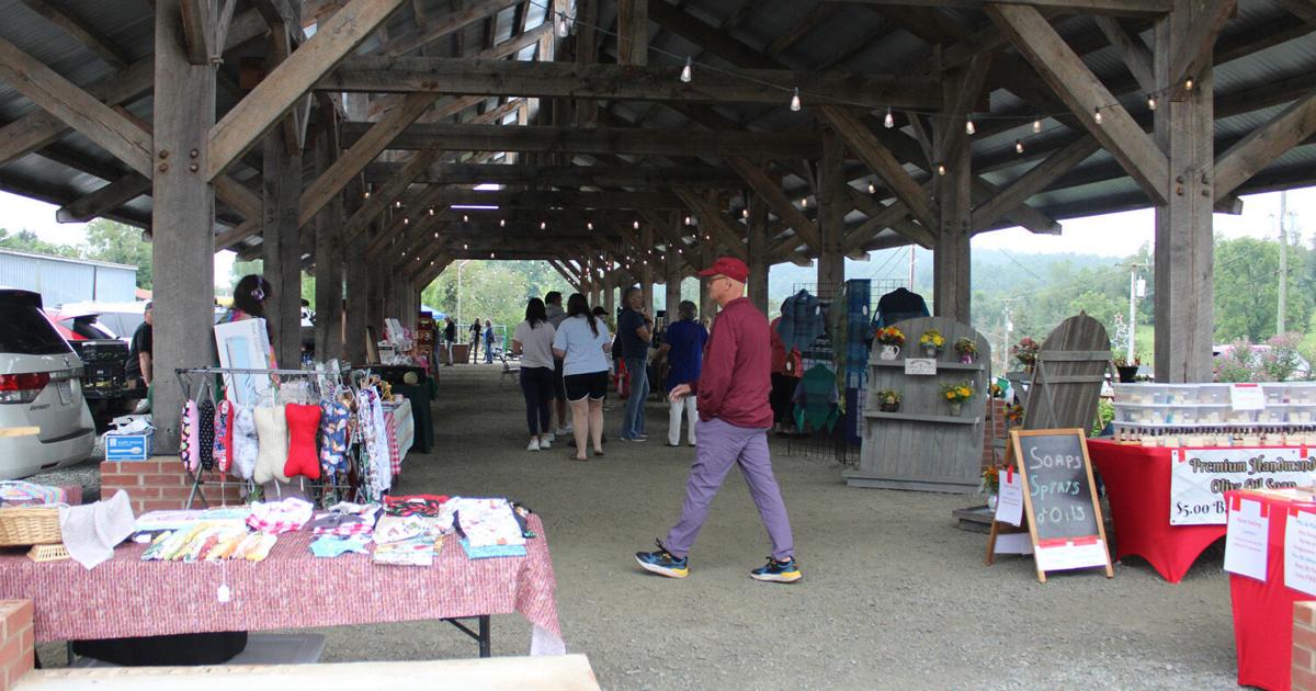 Evening market/gallery open house attracts patrons