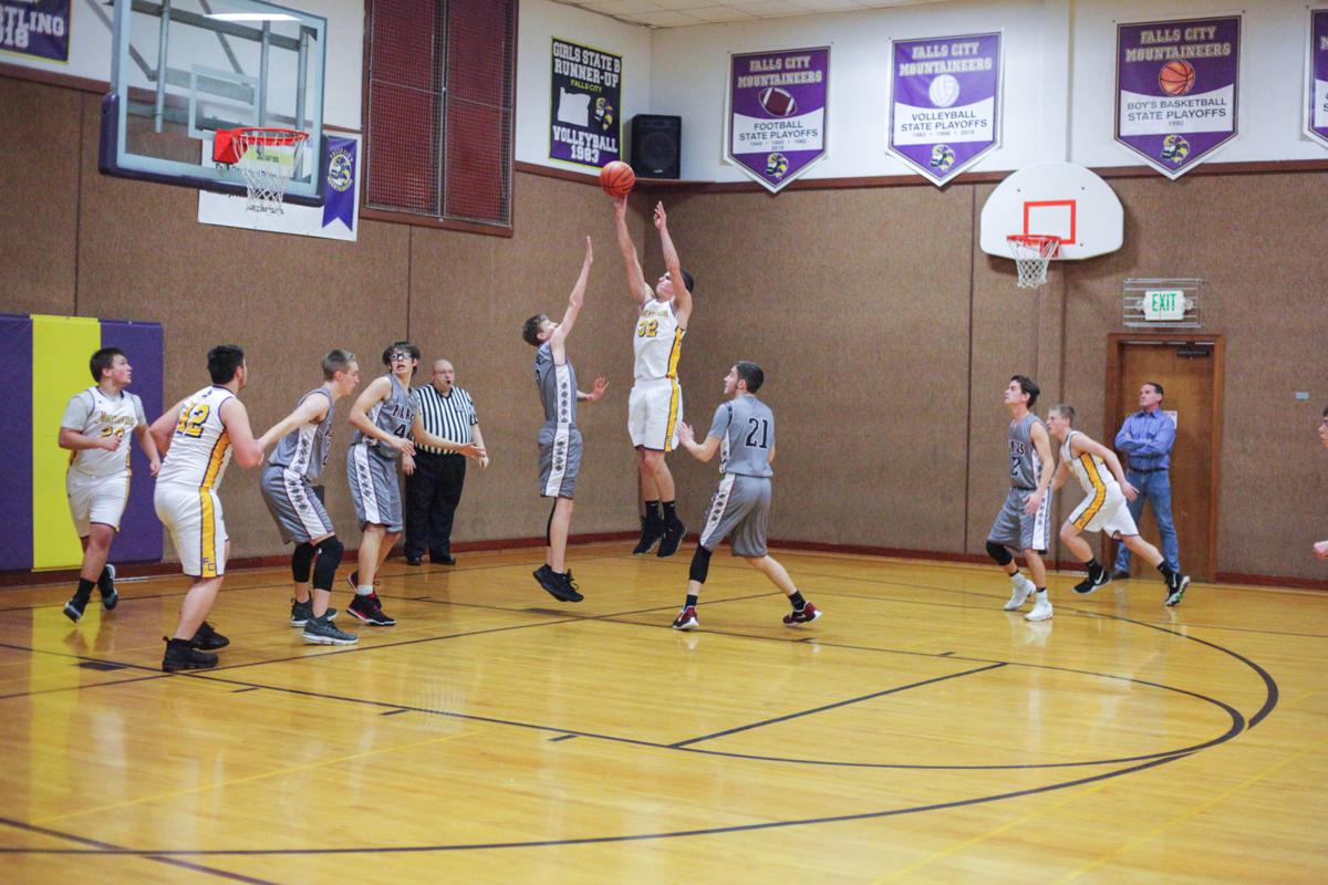 Falls City Rallies Loses To The Pirates Sports Polkio Com
