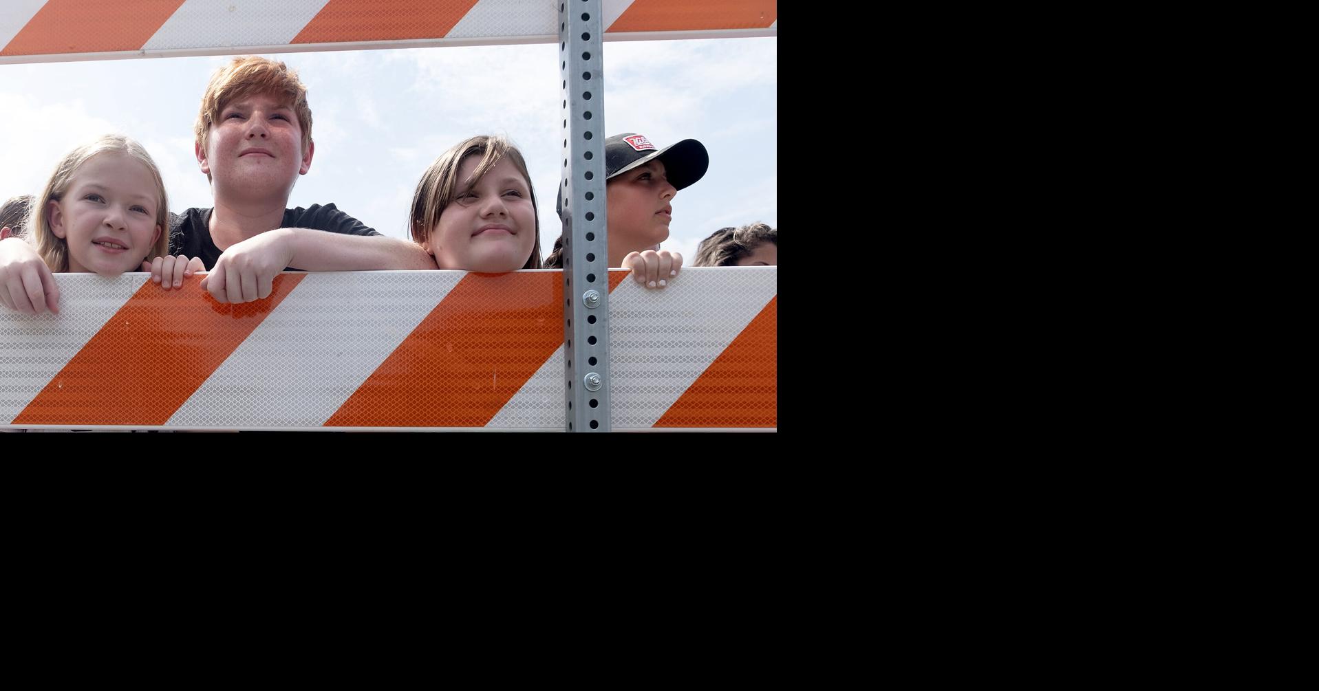 Fans von „Outer Banks“ strömten zu einer Drehbrücke in der Gegend von ...