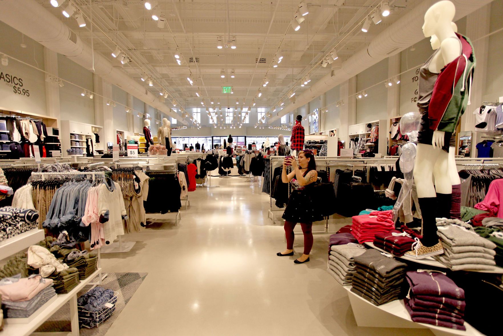 H&m north outlet point mall