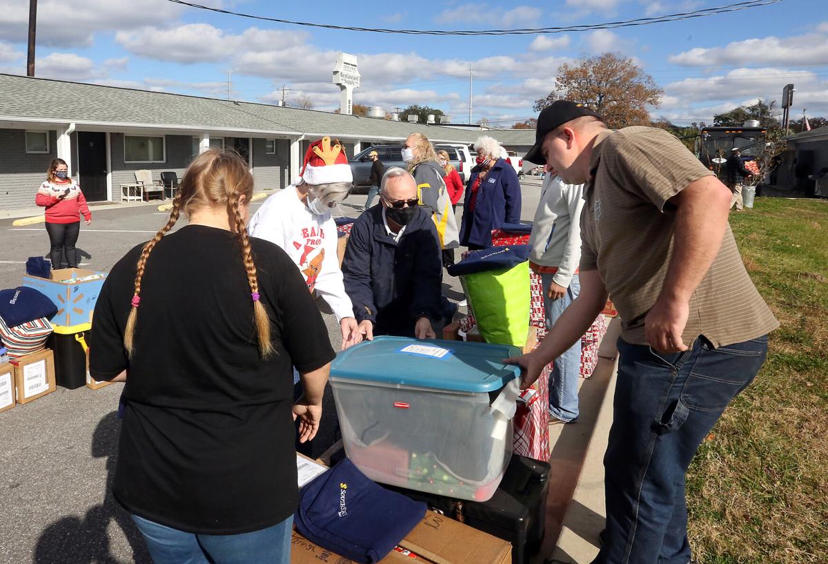 Charleston Area Volunteers Hand Out Christmas Gifts To 150 Veterans And Their Families News Postandcourier Com