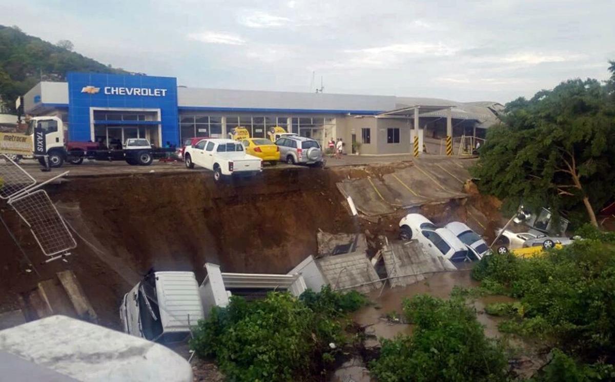 Ecuador earthquake: hundreds dead, thousands injured