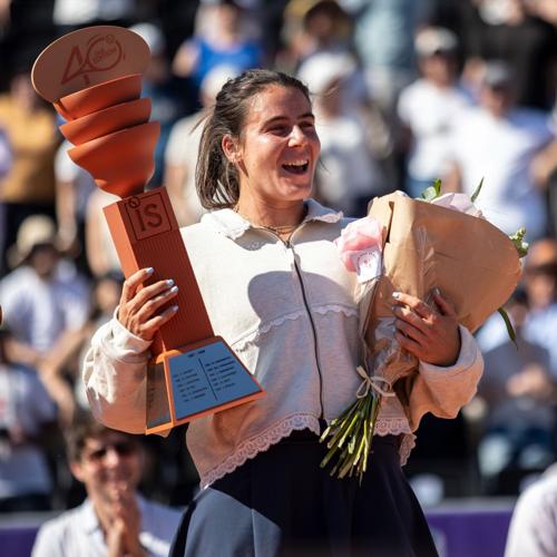Emma Navarro upset Victoria Mboko for Strasbourg title