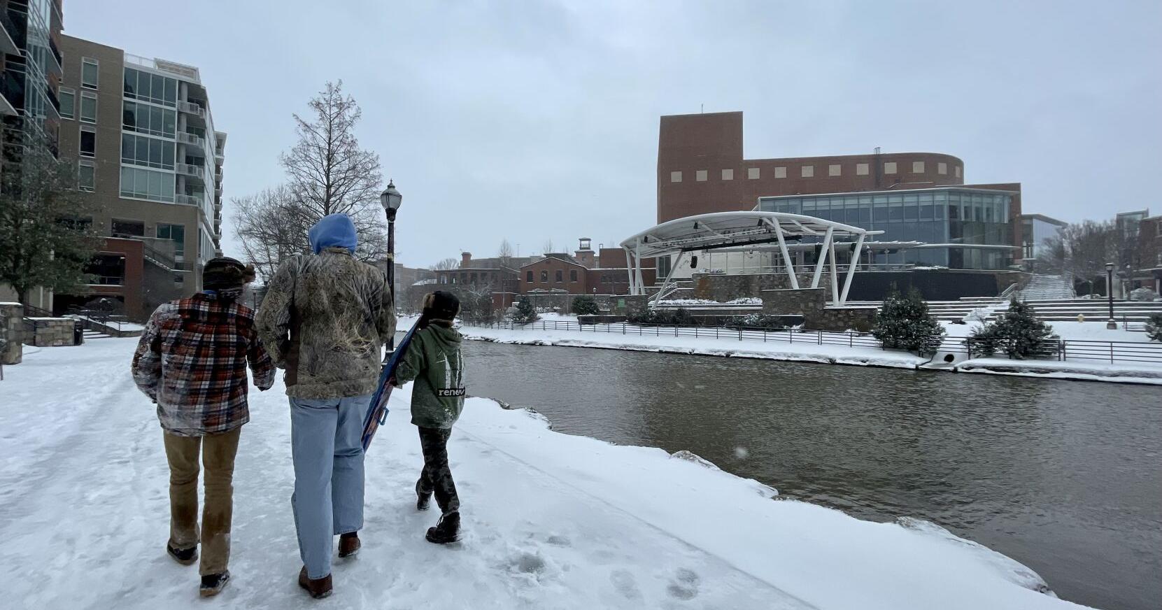 Latest Upstate : Snow falls across Greenville SC , Spartanburg
