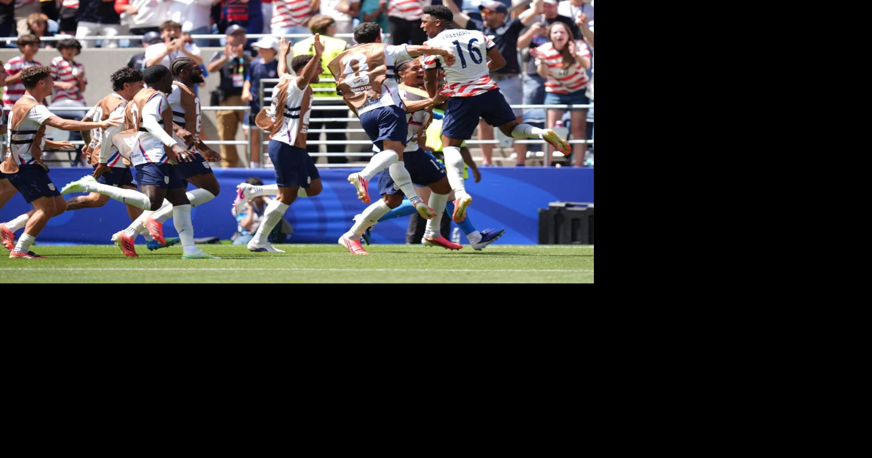 US blanks Australia, soars into World Cup knockout stage