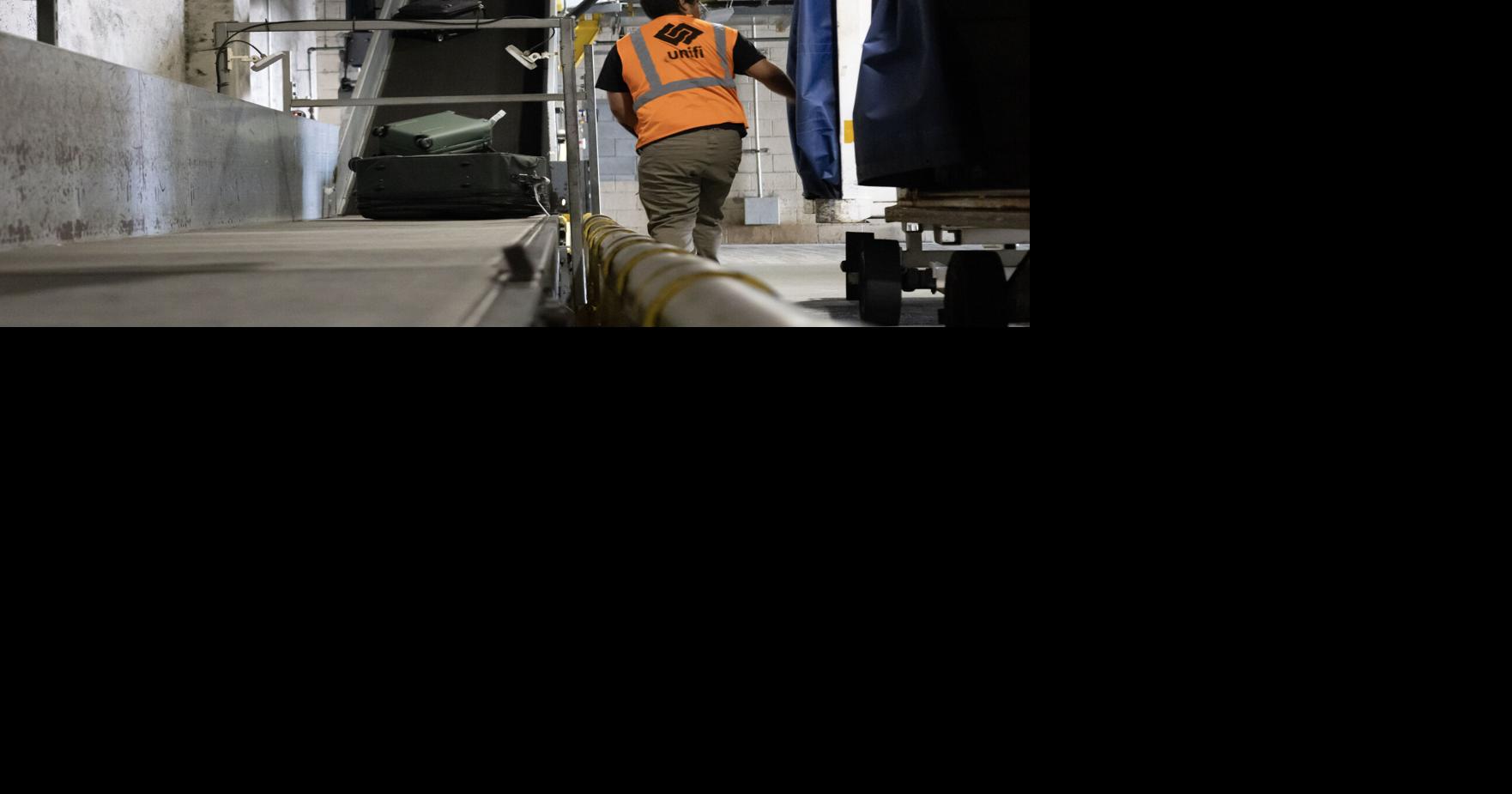 Travelers bag on CHS baggage claim waits, but praise airport dining, TSA in new survey