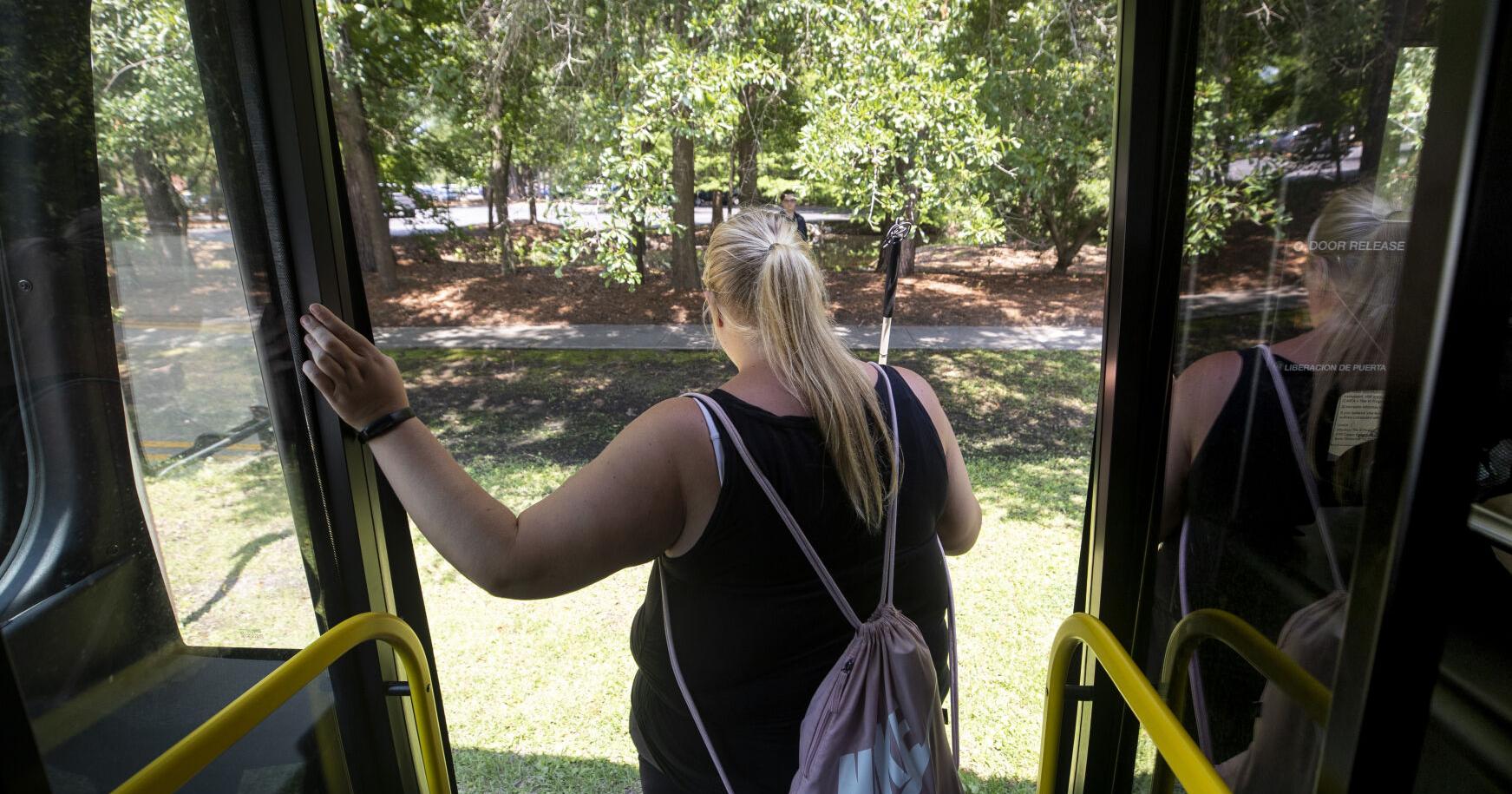 Photos: Amy Hatten's commute to work as a blind Charlestonian - Vimarsana News