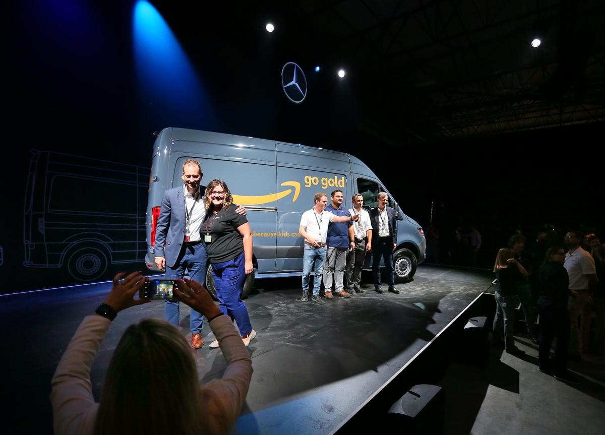 pose mecedes benz vans.jpg