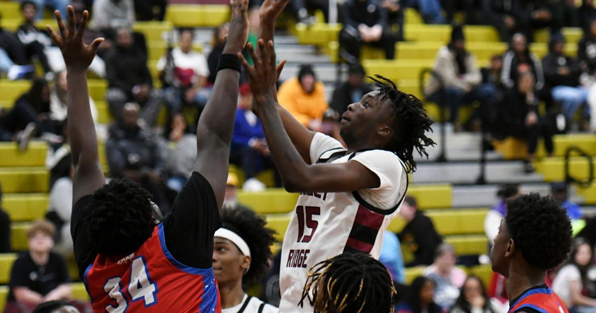 Ashley Ridge boys split final 2 games