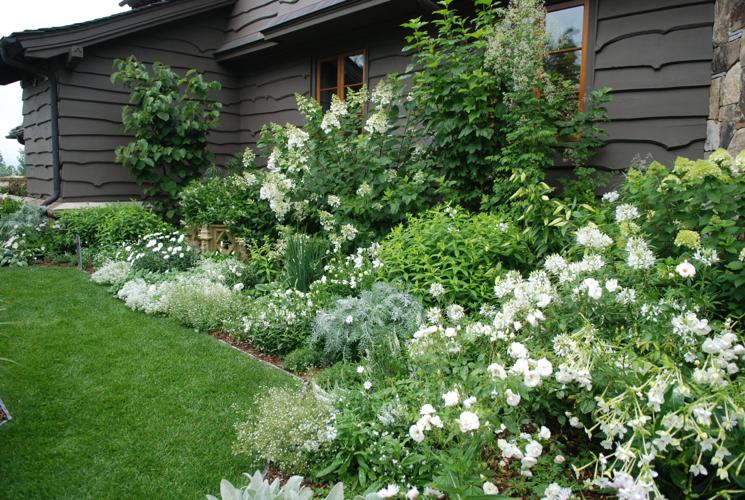 How to create stunning garden vignettes