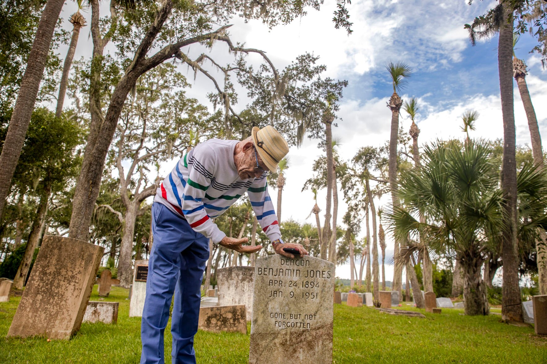 Advocates seek to protect Black burial grounds in Goose Creek