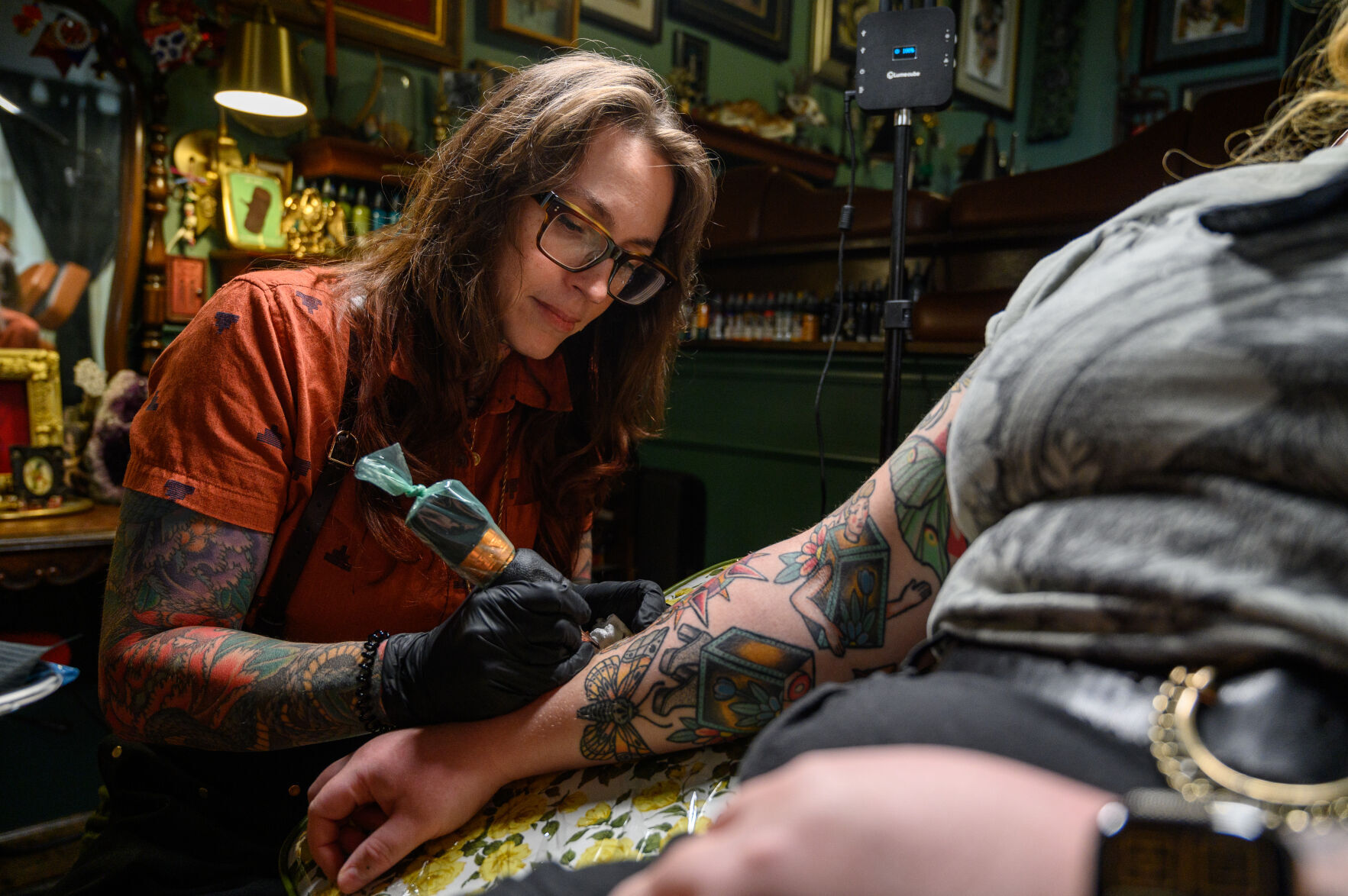 Prompts Library - female tattoo artist in gothic tattoo studio - Arthub.ai