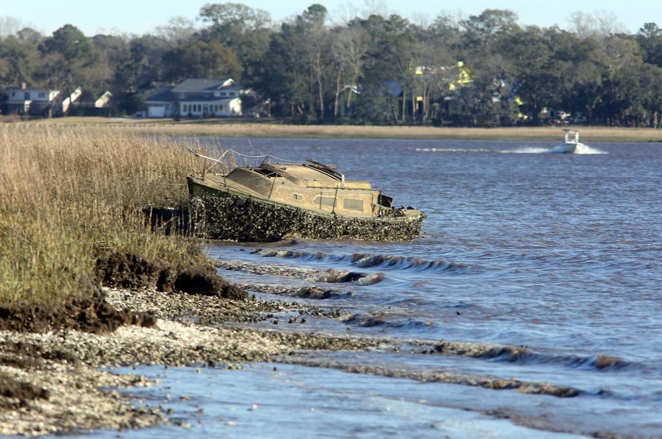 Charleston lawmakers introduce bill to crack down on abandoned boats on SC waterways |  News