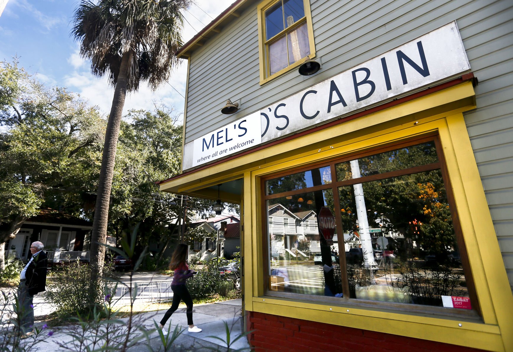 Charleston restaurant changes name temporarily to honor doctor