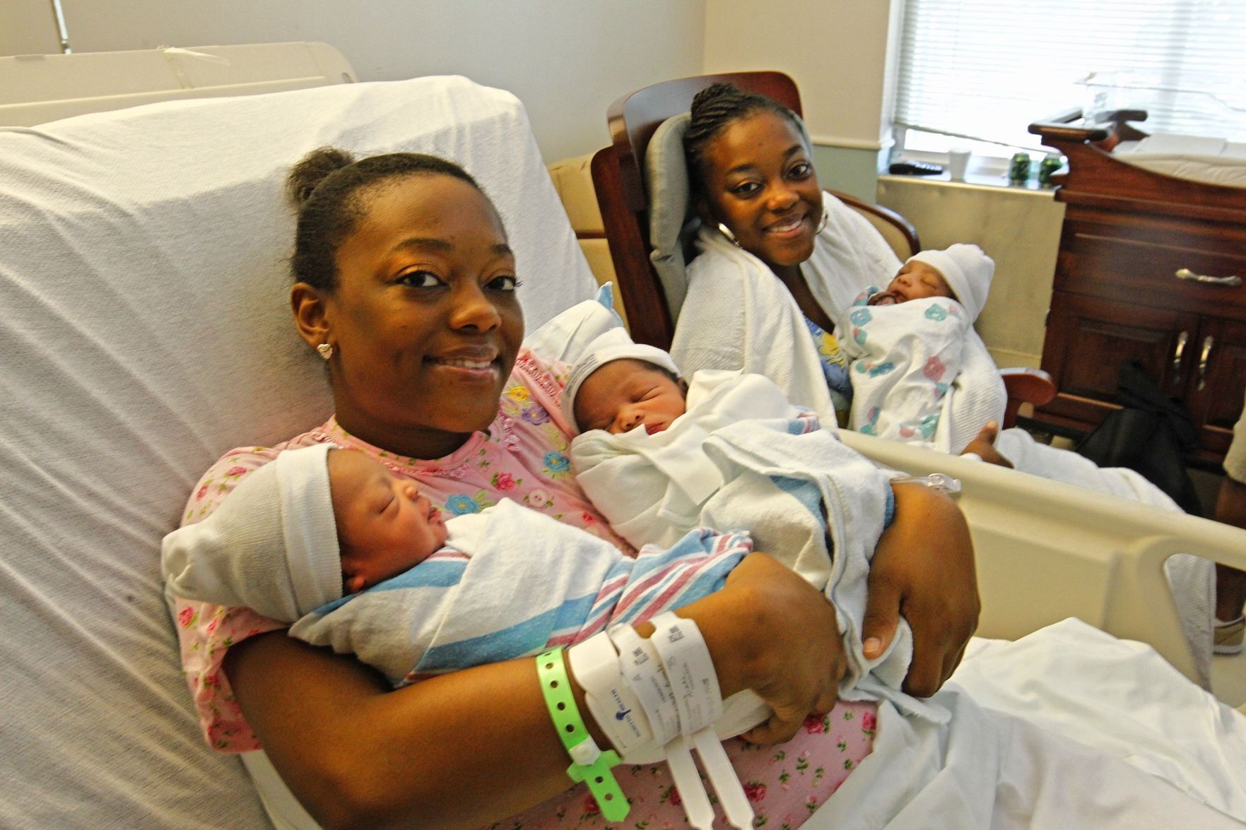 Columbia twin sisters give birth on same day