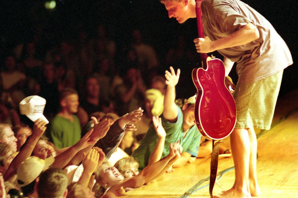 Hootie & the Blowfish in 1995 on 'Cracked Rear View' tour Photo