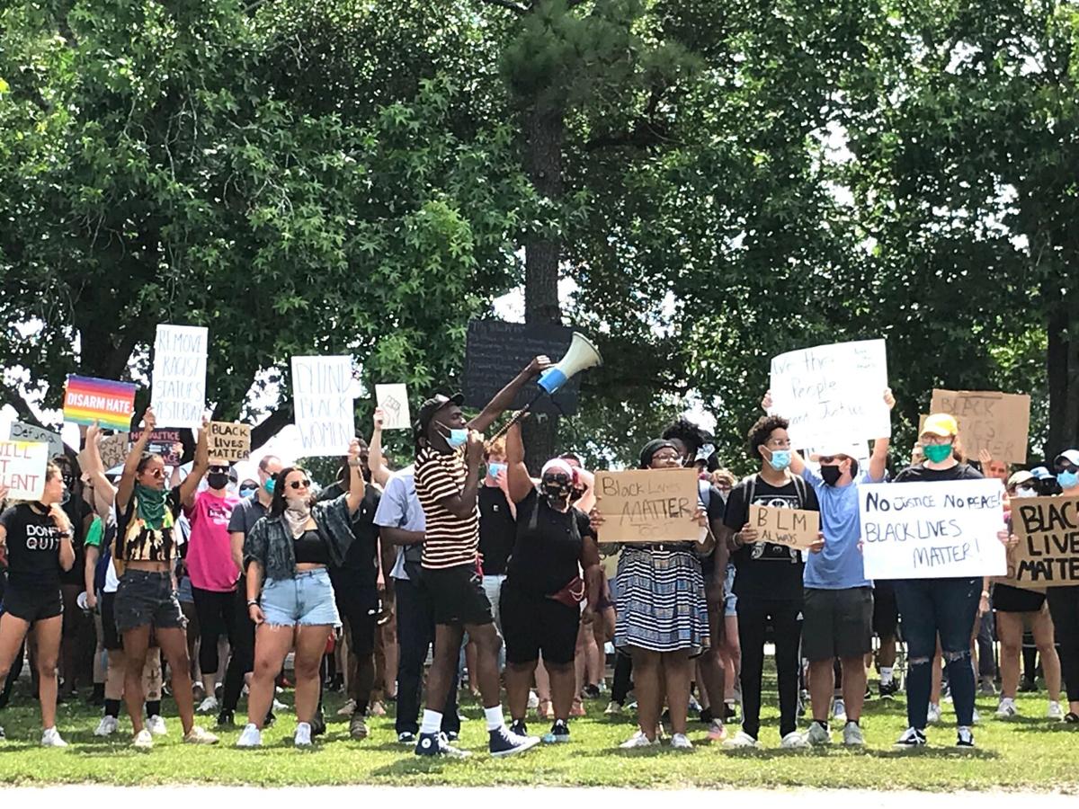 Charleston reacts to Floyd death: Protester teaches kids 'there's a just  world out there' | News | postandcourier.com