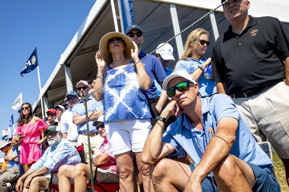fans on hole 17.JPG