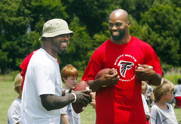 Atlanta Falcons honor Michael Vick, Roddy White