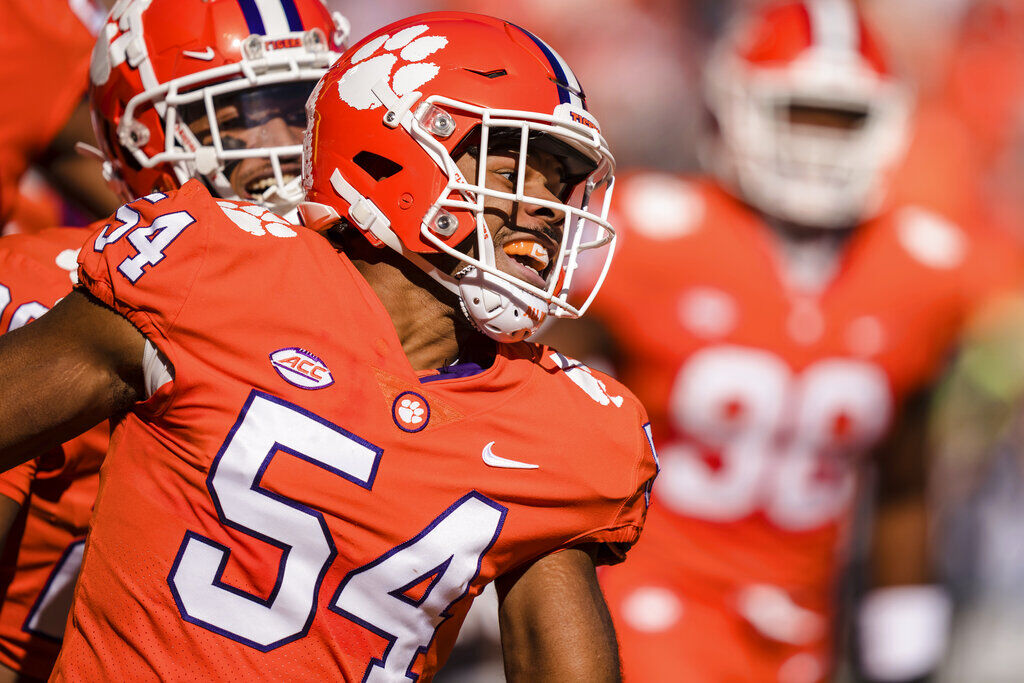 LB Jeremiah Trotter Jr. asserts himself as QB of the Clemson