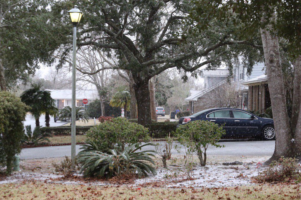 Thousands lose power, travel not advised as winter storm cripples