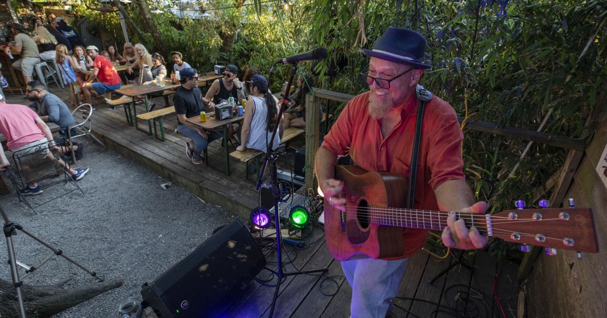 Folly Beach Songwriter's Soapbox builds confidence of acoustic performers |  Charleston Scene | postandcourier.com