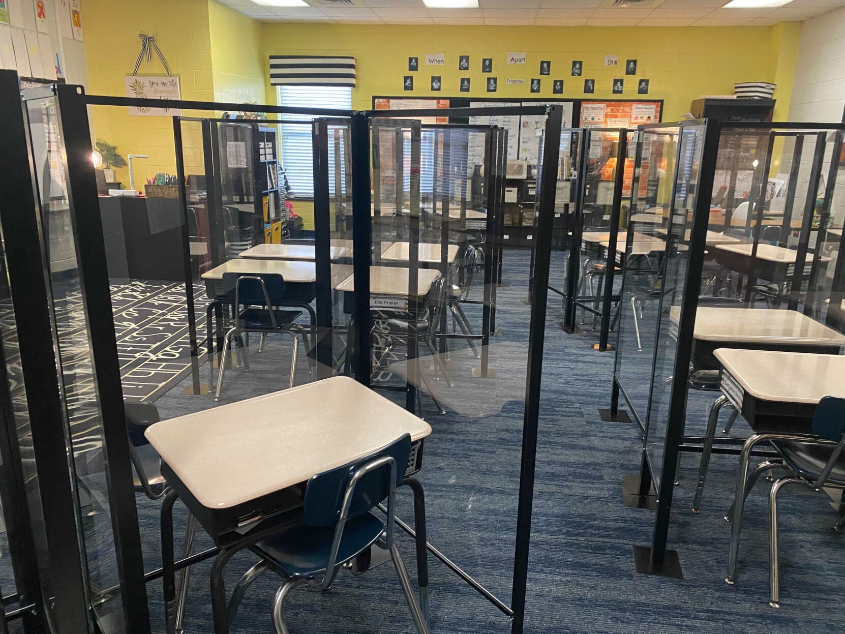 Plexiglass in schools: A placebo or protector? Experts sound the alarm. - Vimarsana News