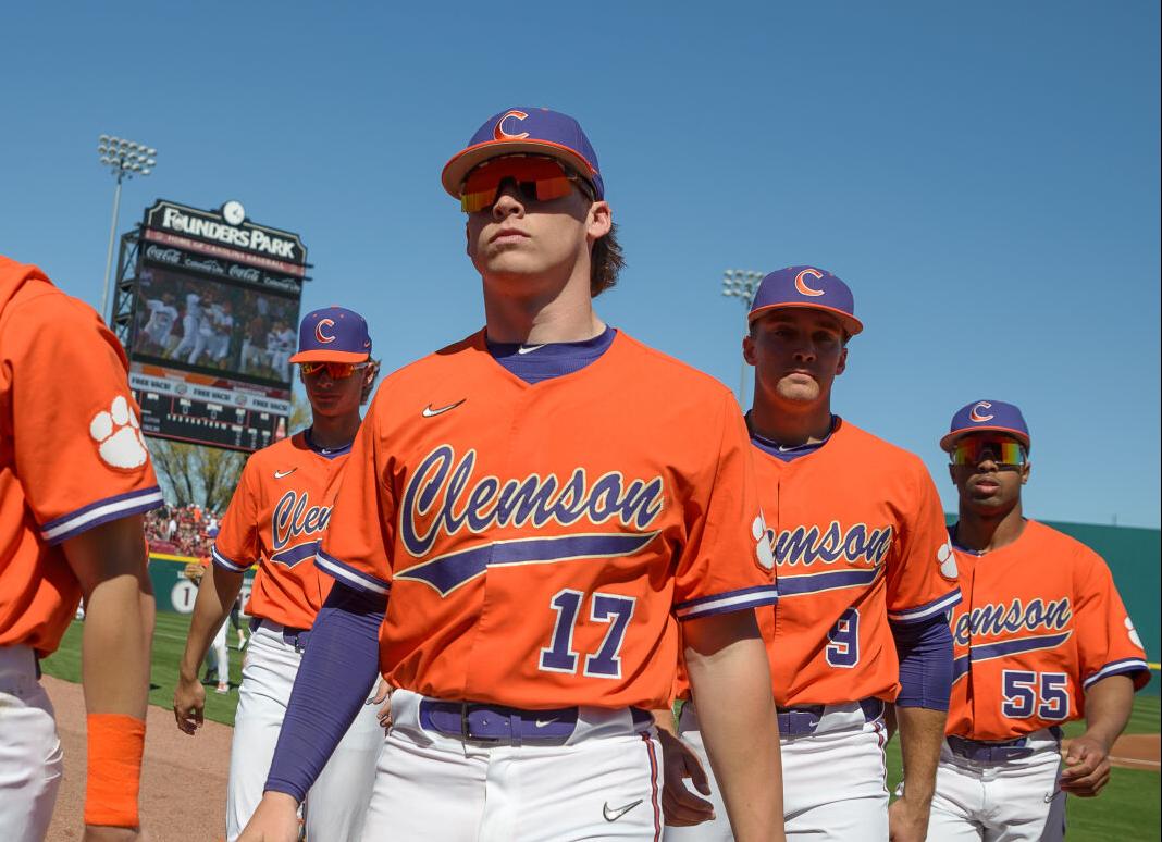 Amick's grand slam delivers a walk-off win for Clemson