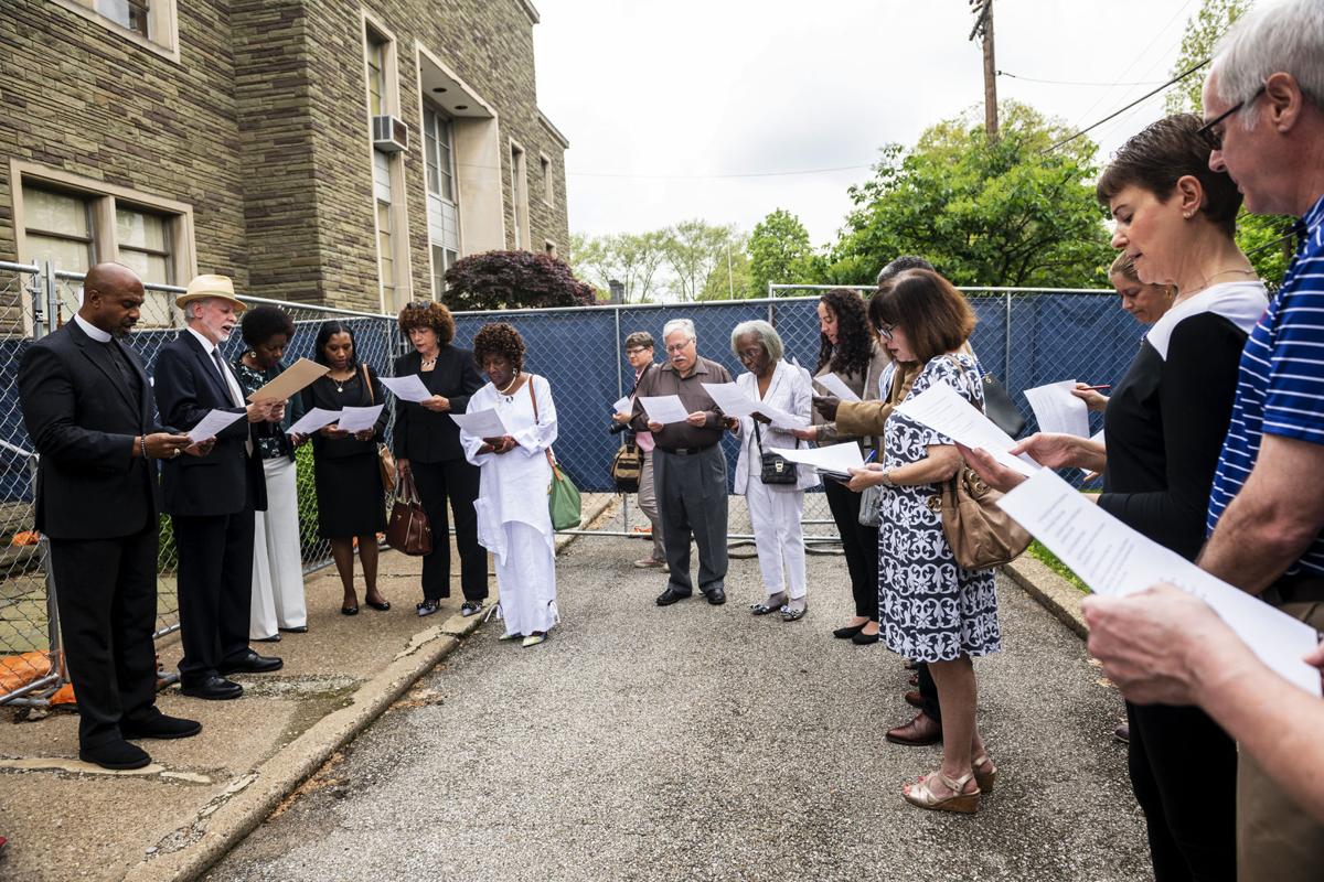 Emanuel Ame Church Shooting Survivors Form Bonds With Other Traumatized Houses Of Worship Church Shooting Postandcourier Com
